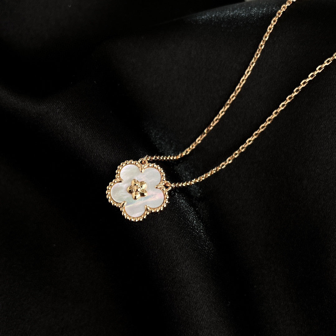 [Am jewelry]LUCKY  WHITE MOP  PLUM BLOSSOM NECKLACE