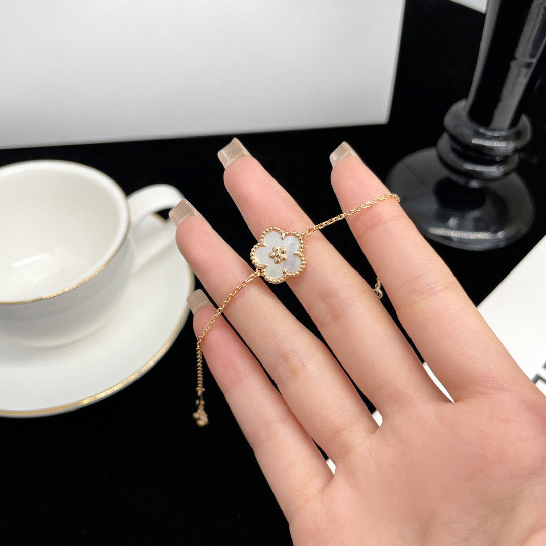 [Am jewelry]LUCKY WHITE MOP PLUM BLOSSOM  BRACELET