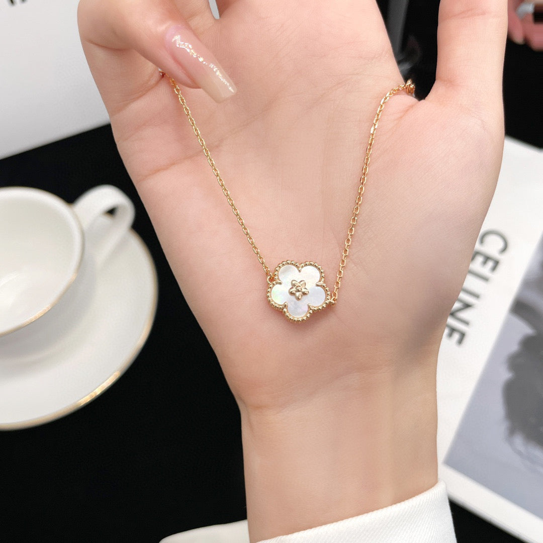 [Am jewelry]LUCKY WHITE MOP PLUM BLOSSOM  BRACELET