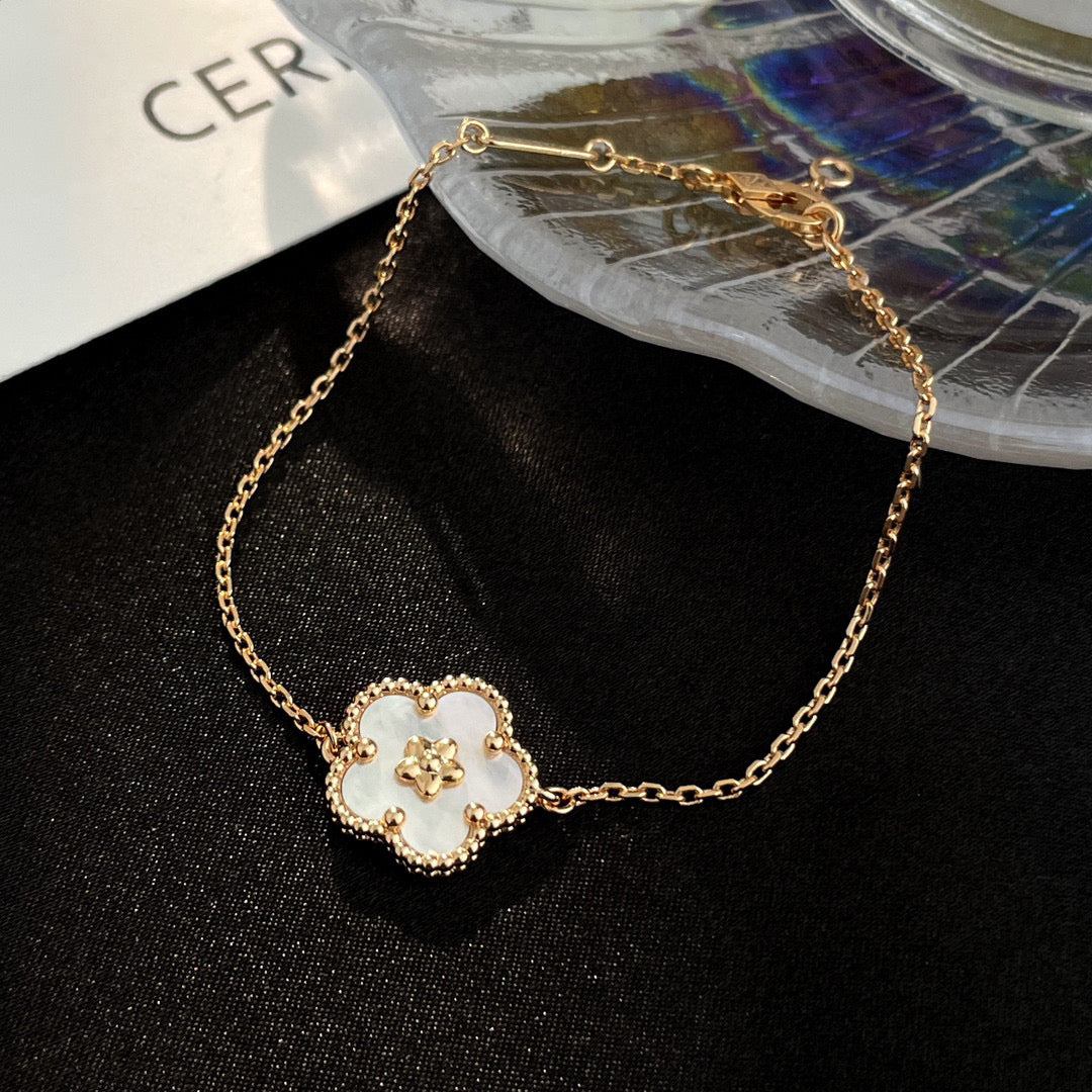 [Am jewelry]LUCKY WHITE MOP PLUM BLOSSOM  BRACELET