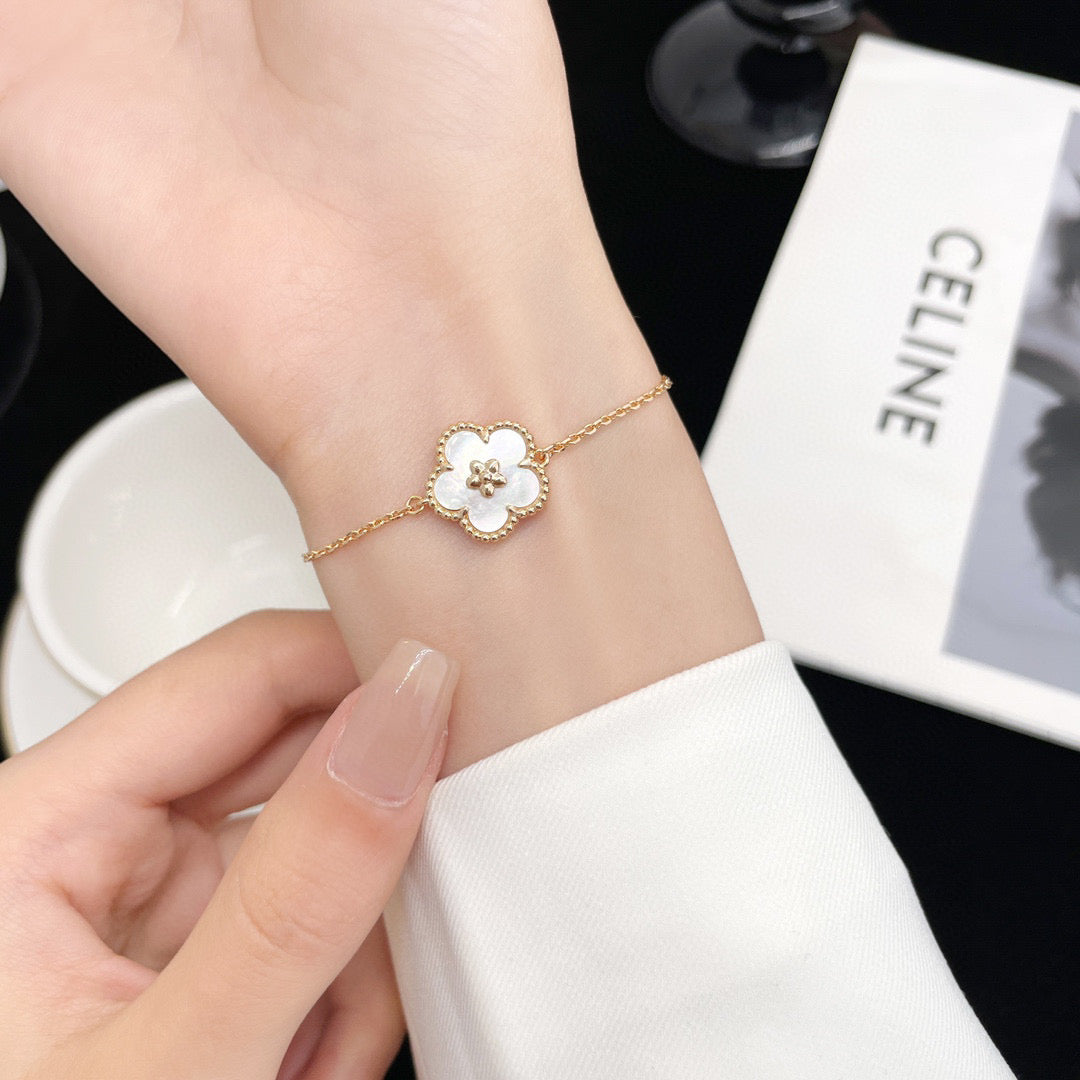[Am jewelry]LUCKY WHITE MOP PLUM BLOSSOM  BRACELET