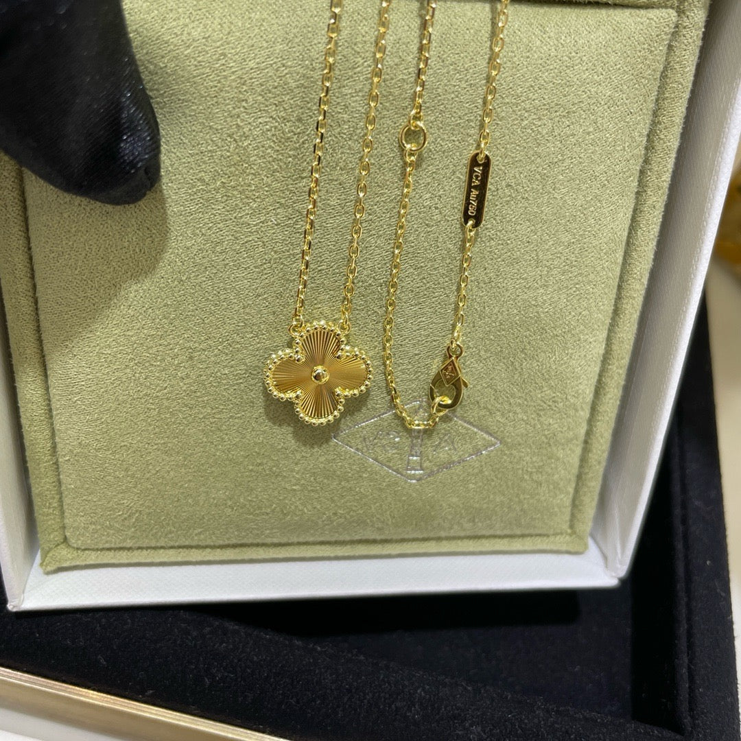 [Am jewelry]CLOVER 15MM LASER NECKLACE