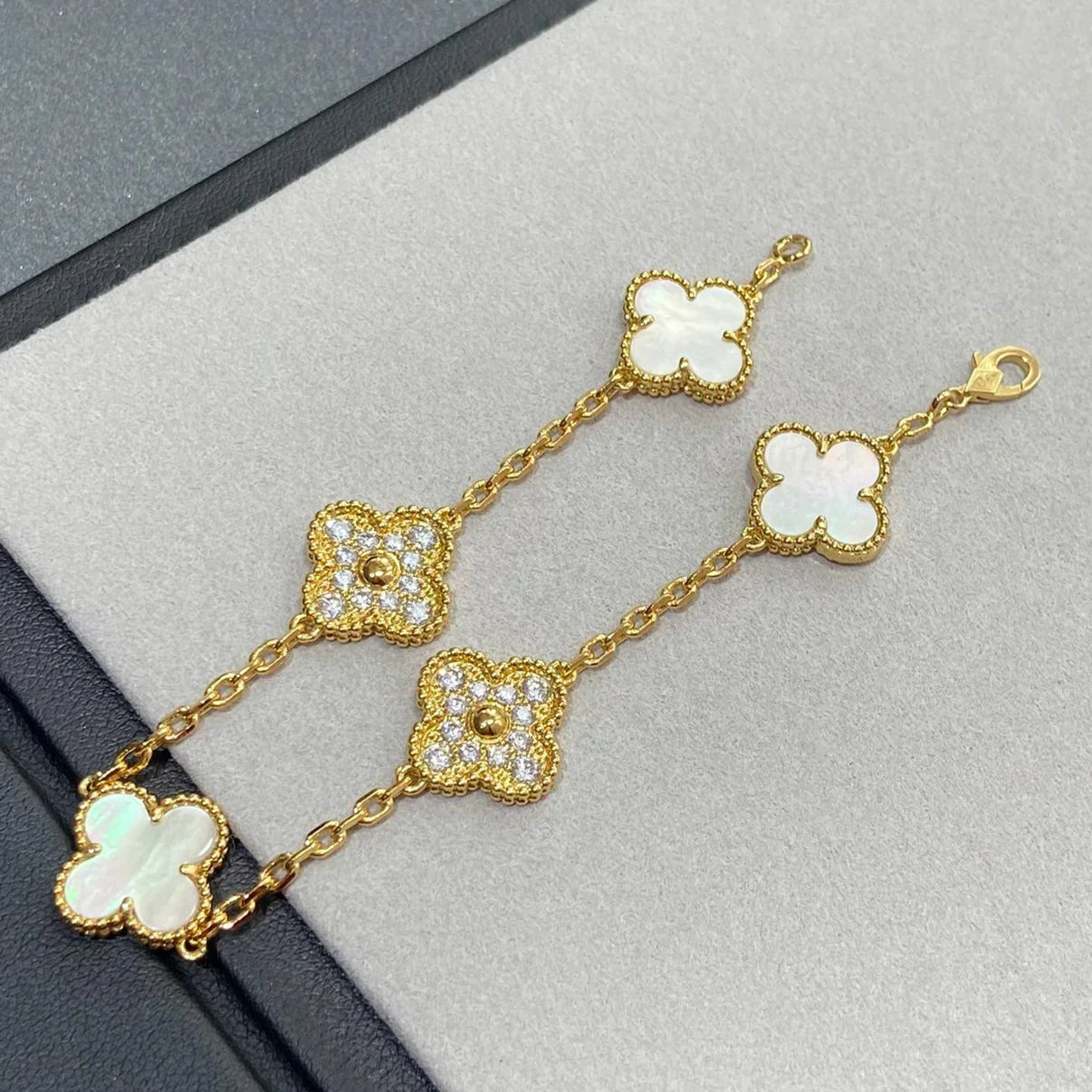 [Am jewelry]CLOVER WHITE PEARL MOP 5 MOTIF BRACELET COLLECTION