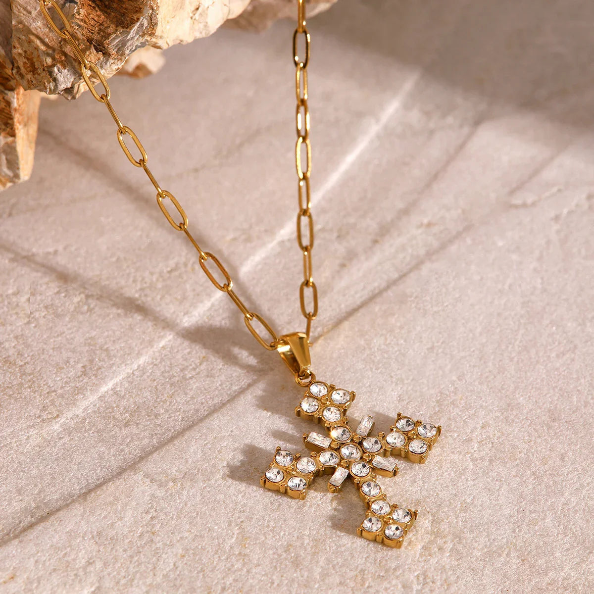 [AM Jewels]Divina Crystal Cross Necklace