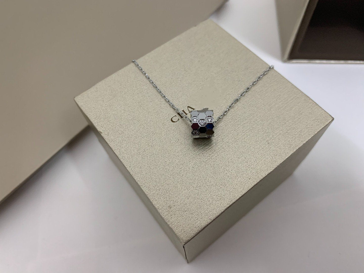 [Am jewelry]BEE LOVE DIAMOND NECKLACE