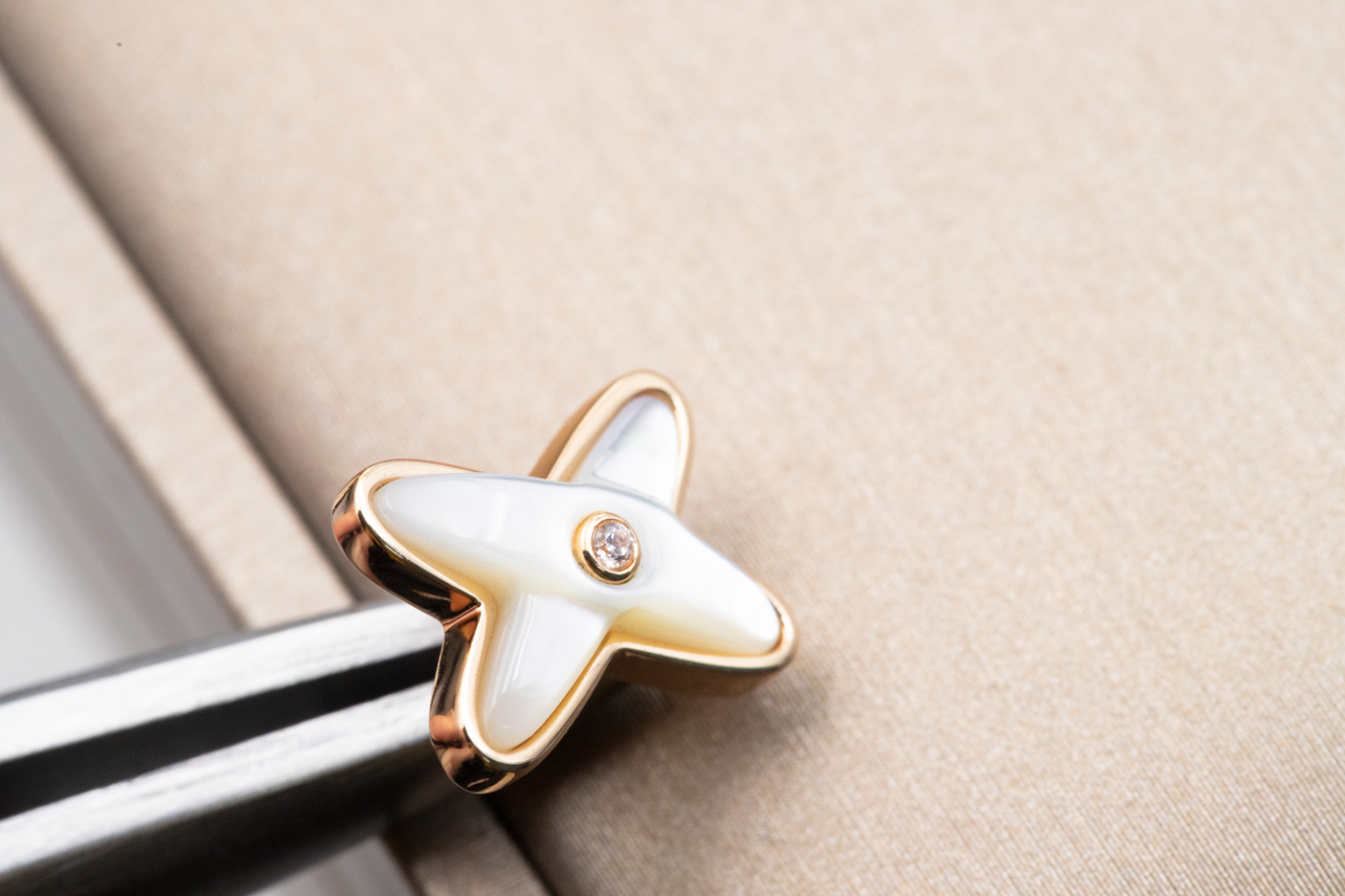 [Am jewelry]JEUX DE WHITE MOP PINK GOLD DIAMOND EARRINGS