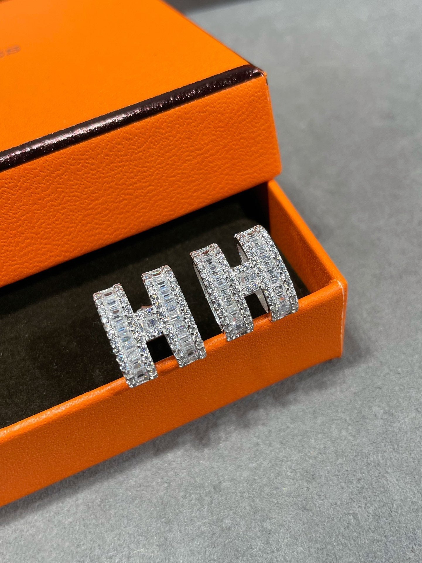 [Am jewelry]H STUD EARRINGS WITH SILVER DIAMONDS