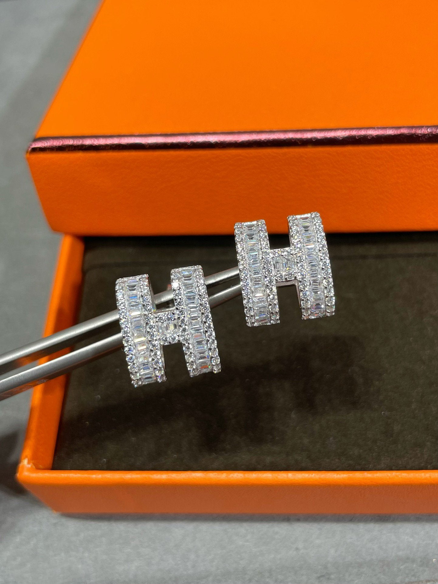 [Am jewelry]H STUD EARRINGS WITH SILVER DIAMONDS