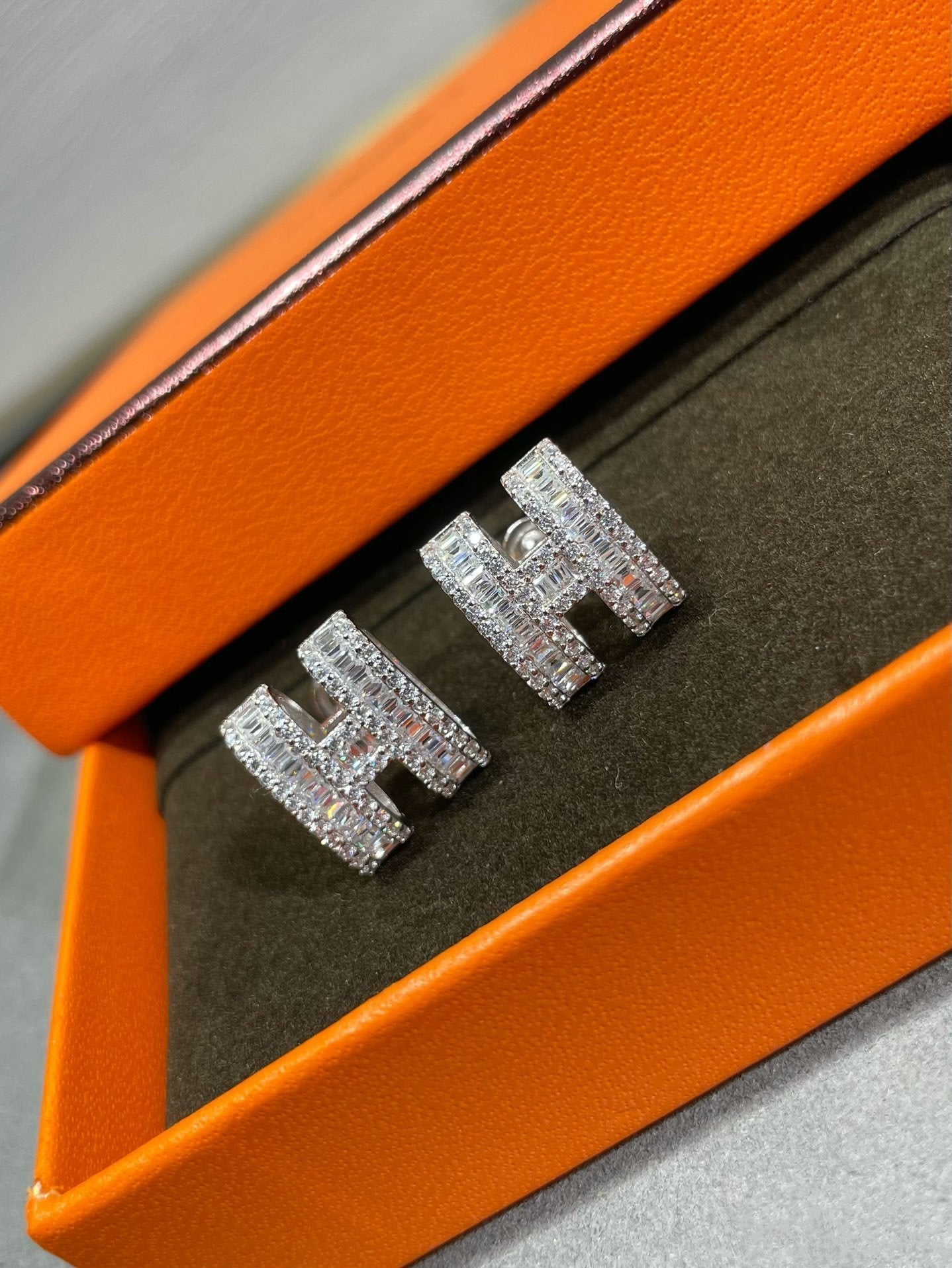 [Am jewelry]H STUD EARRINGS WITH SILVER DIAMONDS