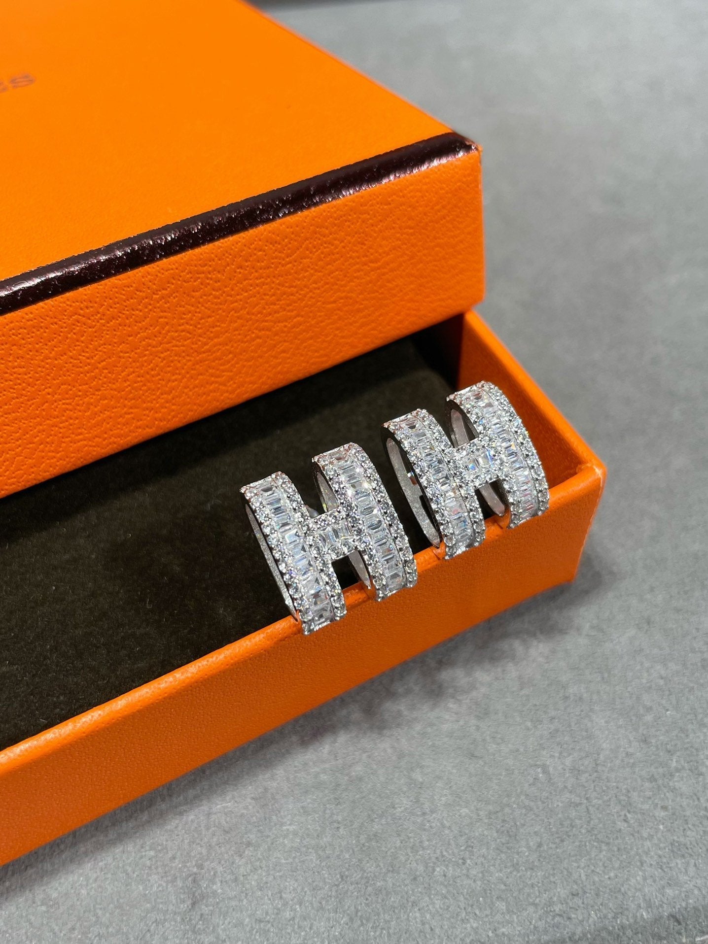 [Am jewelry]H STUD EARRINGS WITH SILVER DIAMONDS