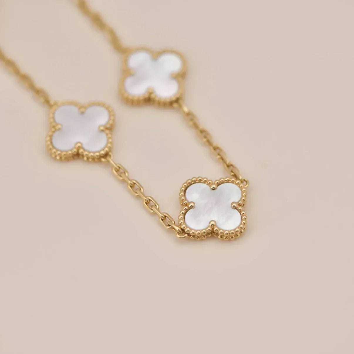 [Am jewelry]CLOVER WHITE PEARL MOP 5 MOTIF BRACELET COLLECTION