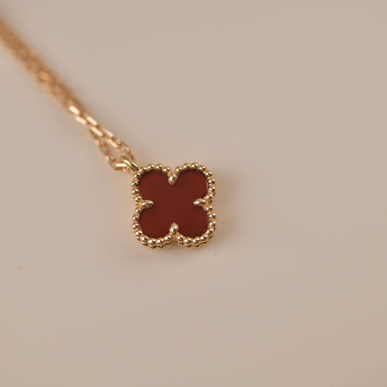 [Am jewelry]CLOVER MINI 9.5MM WHITE CARNELIANS NECKLACE