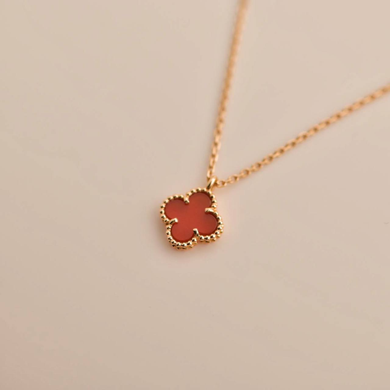 [Am jewelry]CLOVER MINI 9.5MM WHITE CARNELIANS NECKLACE