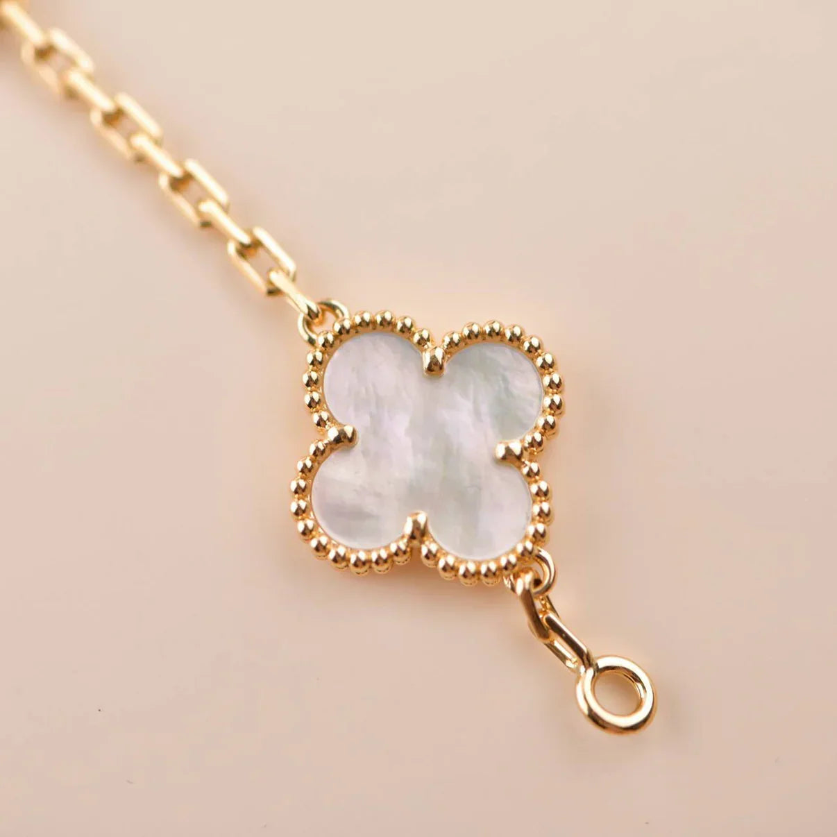 [Am jewelry]CLOVER WHITE PEARL MOP 5 MOTIF BRACELET COLLECTION