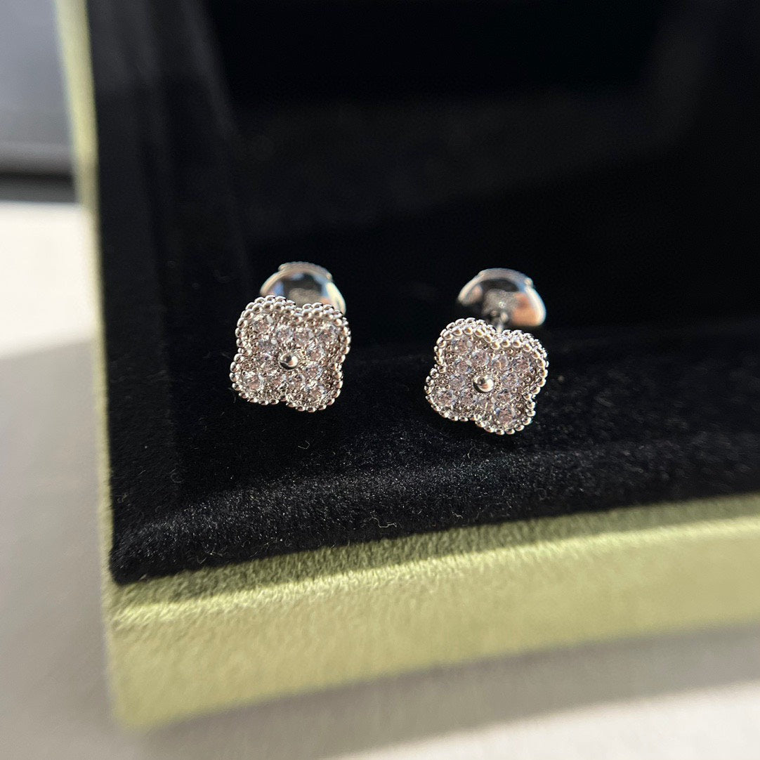 [Am jewelry]CLOVER MINI DIAMOND STUD EARRINGS