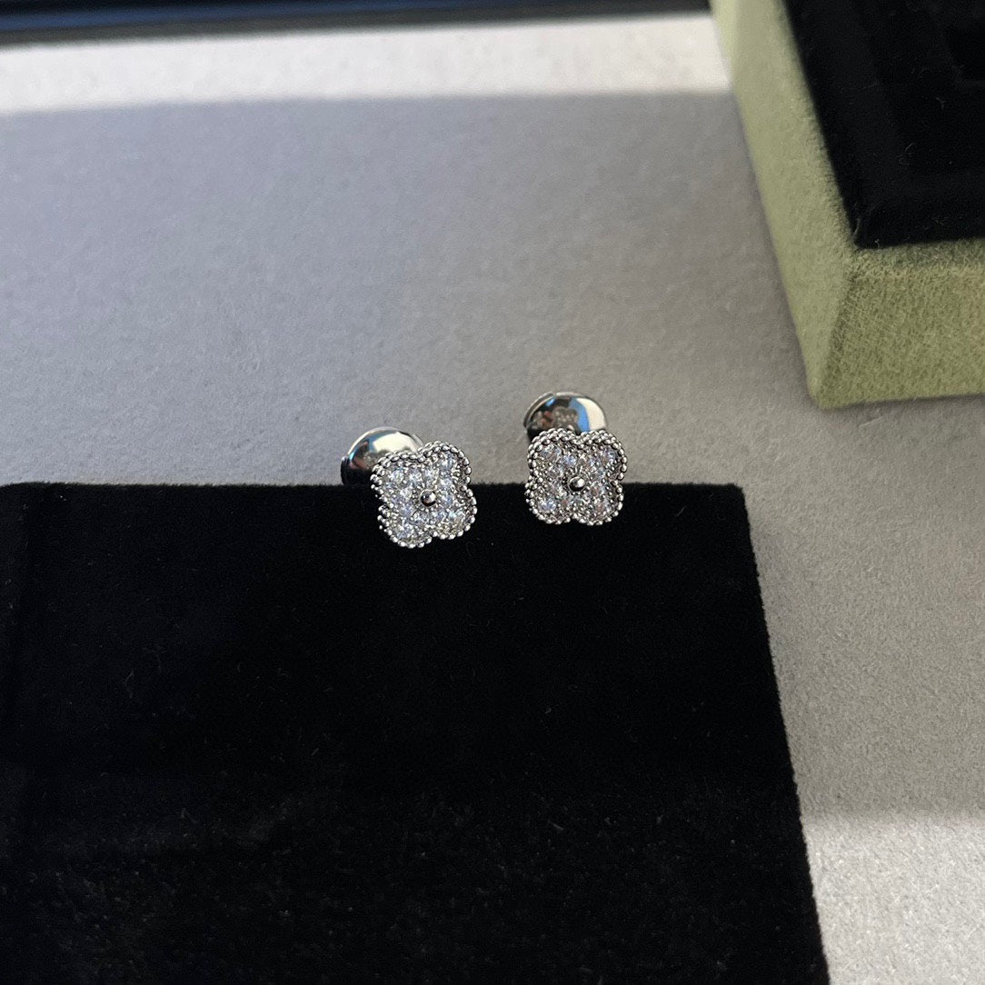 [Am jewelry]CLOVER MINI DIAMOND STUD EARRINGS