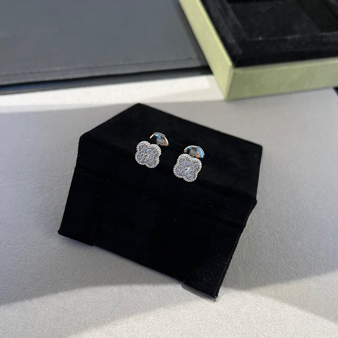 [Am jewelry]CLOVER MINI DIAMOND STUD EARRINGS