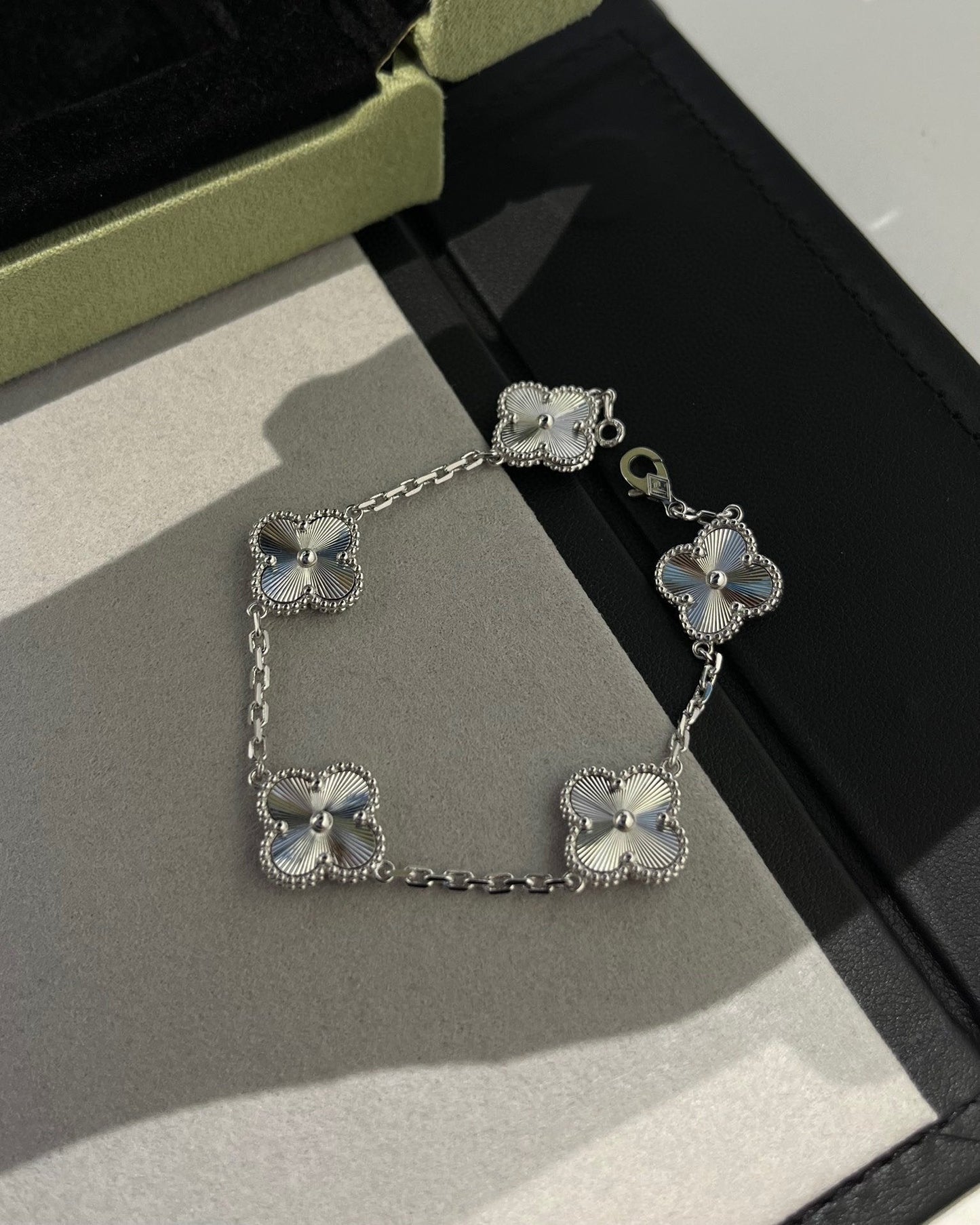 [Am jewelry] CLOVER 5 MOTIF LASER BRACELET COLLECTION
