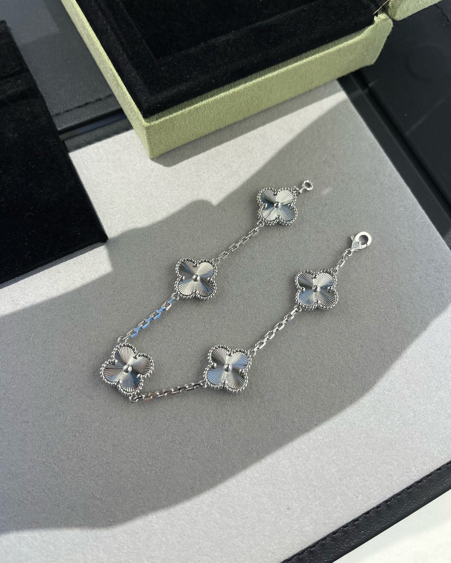[Am jewelry] CLOVER 5 MOTIF LASER BRACELET COLLECTION
